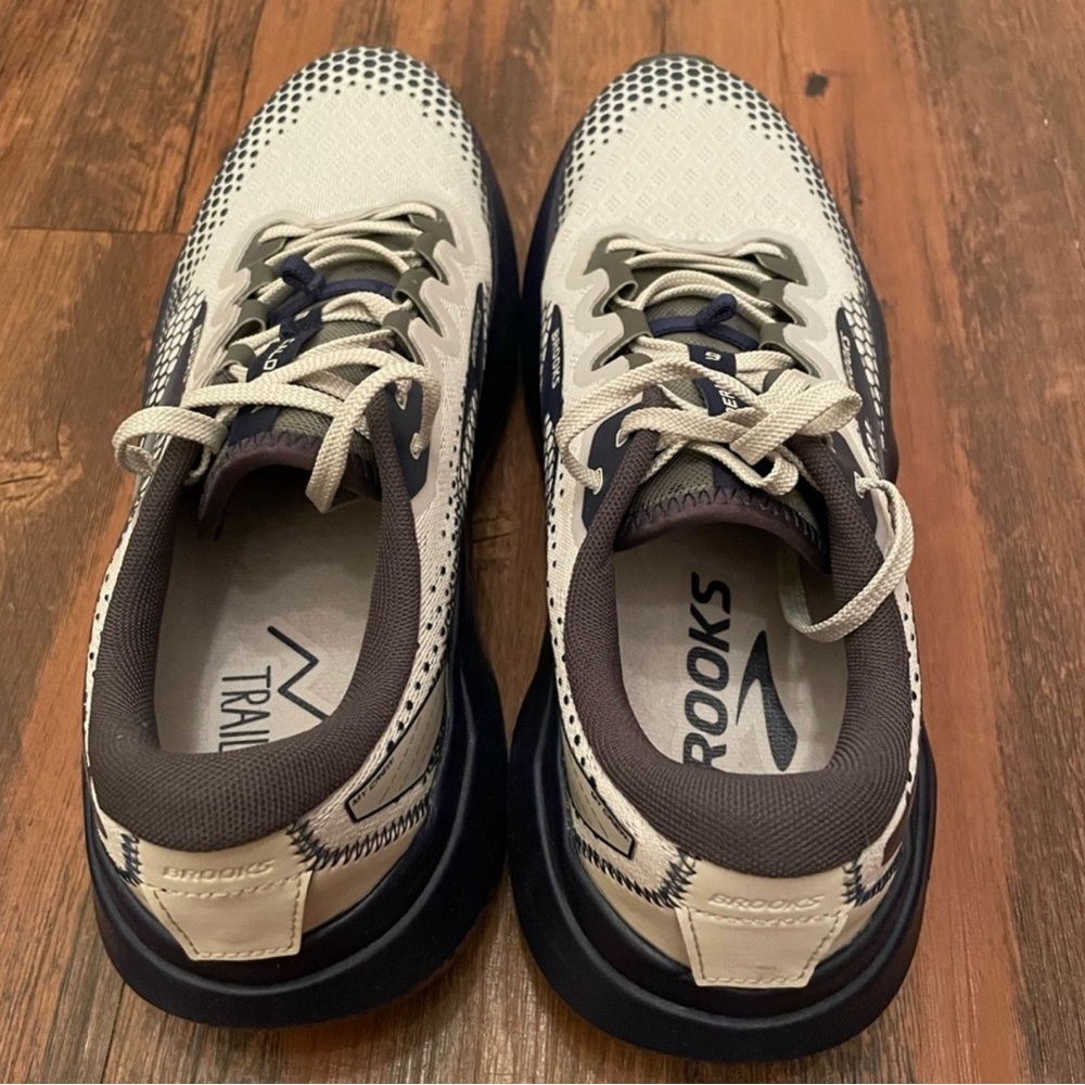 Brooks Caldera 6 trail running shows!  Like new